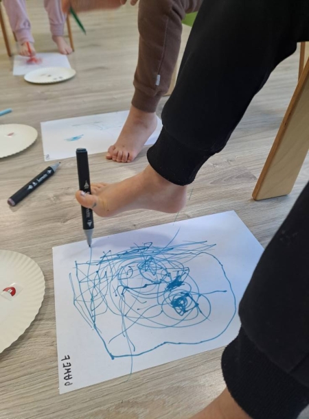 Co potrafi kredka? Co potrafią małe stópki?..... nasz listopadowy czwartek